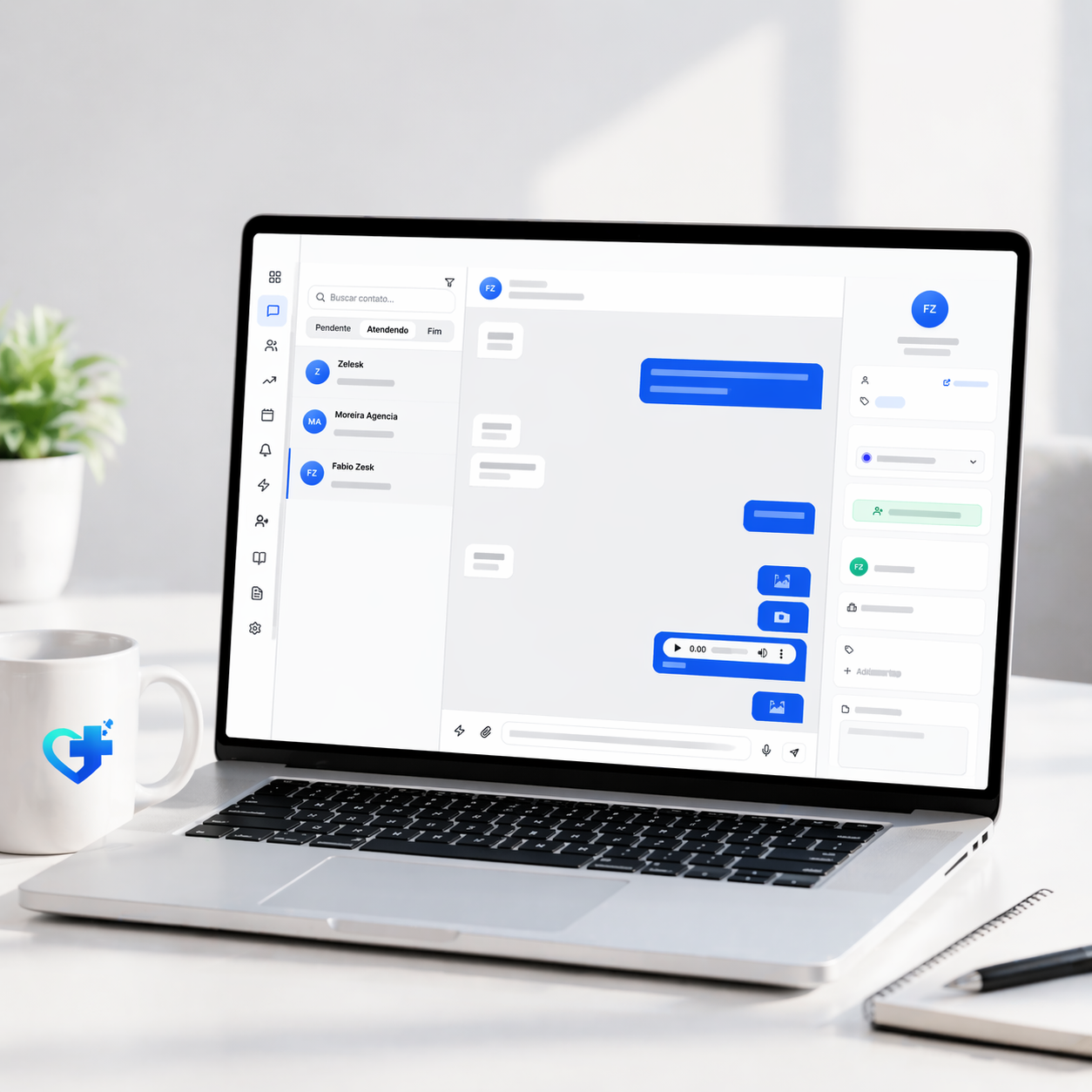 Recepcionista de clínica atendendo paciente no computador